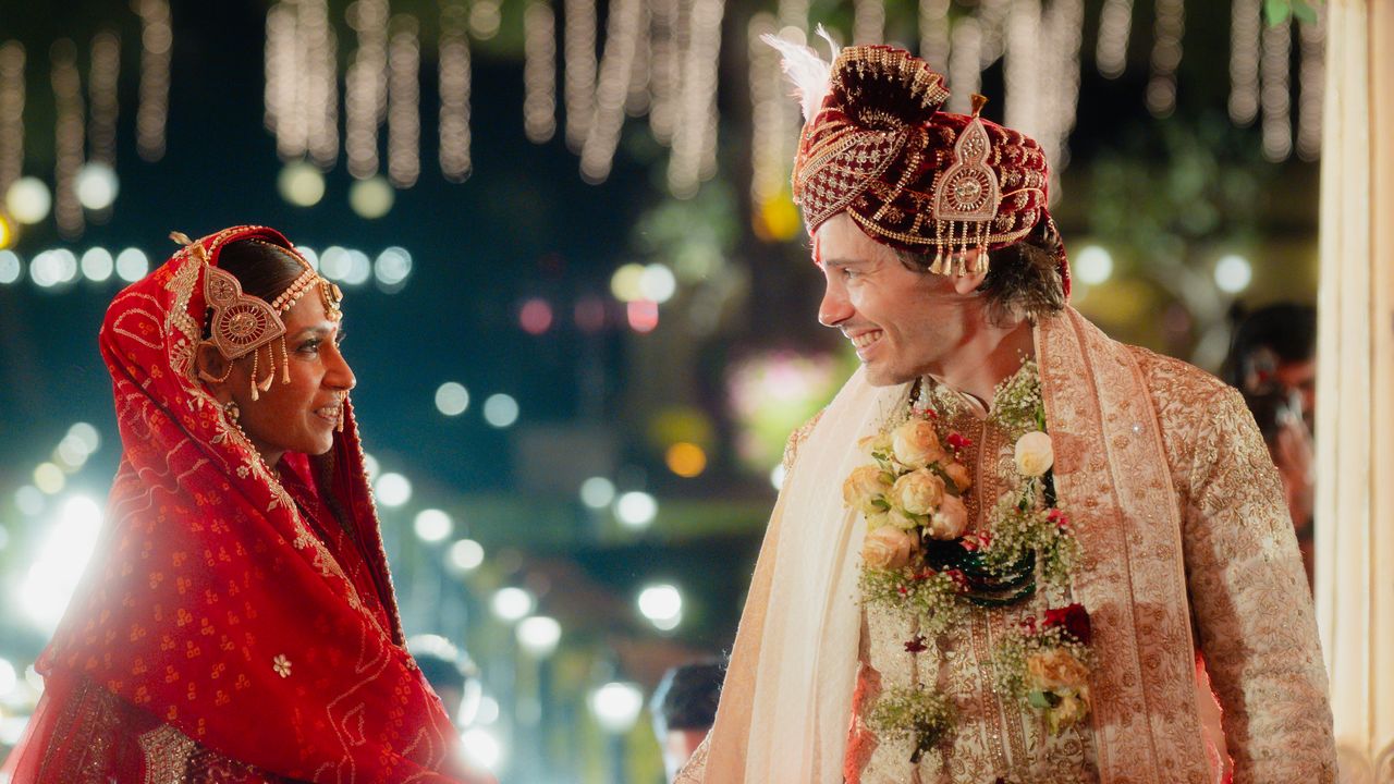 At this wedding in Udaipur, the bride wore a 10kg lehenga and had her own baraat