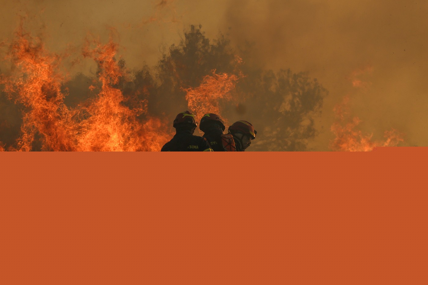 Probleme cu incendiile și în Creta, una dintre cele mai căutate destinații din Grecia: Doi pompieri au murit. Localități evacuate