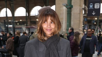 Is this the Parisian style formula we're missing? Halle Berry's grey maxi coat, light-wash jeans and chunky scarf reveal all