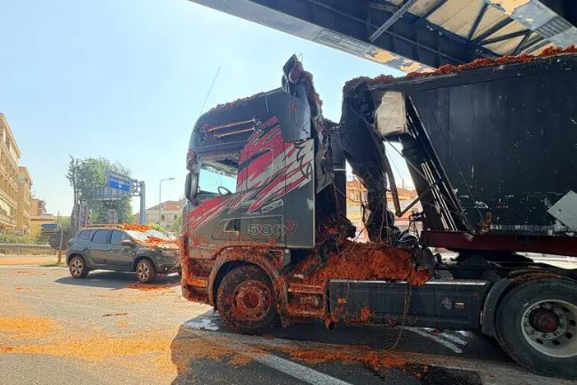#Cronaca #Tir contromano sull'autostrada, il carico di pomodori si rovescia su un'auto