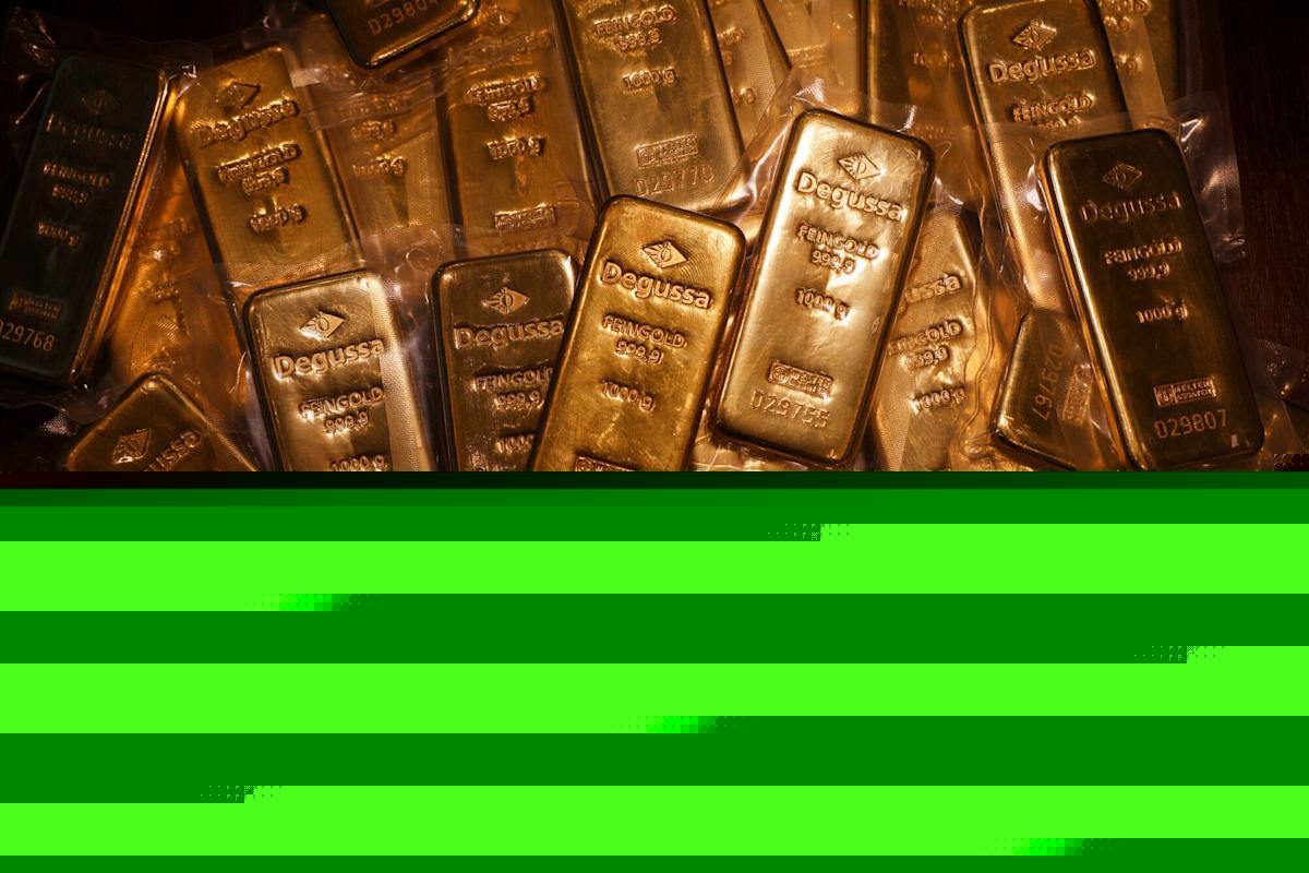 Gold Breaches $3,800 as Traders Weigh Shutdown Risk, Fed Rates