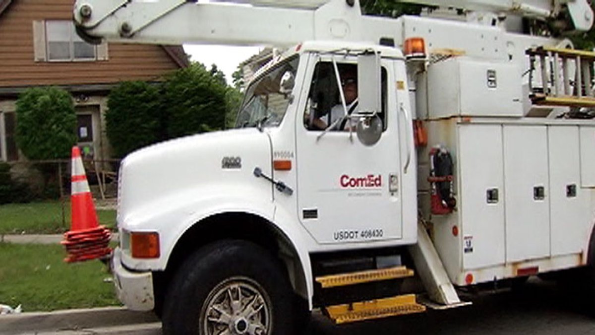 Thousands of power outages reported in Chicago area amid severe weather
