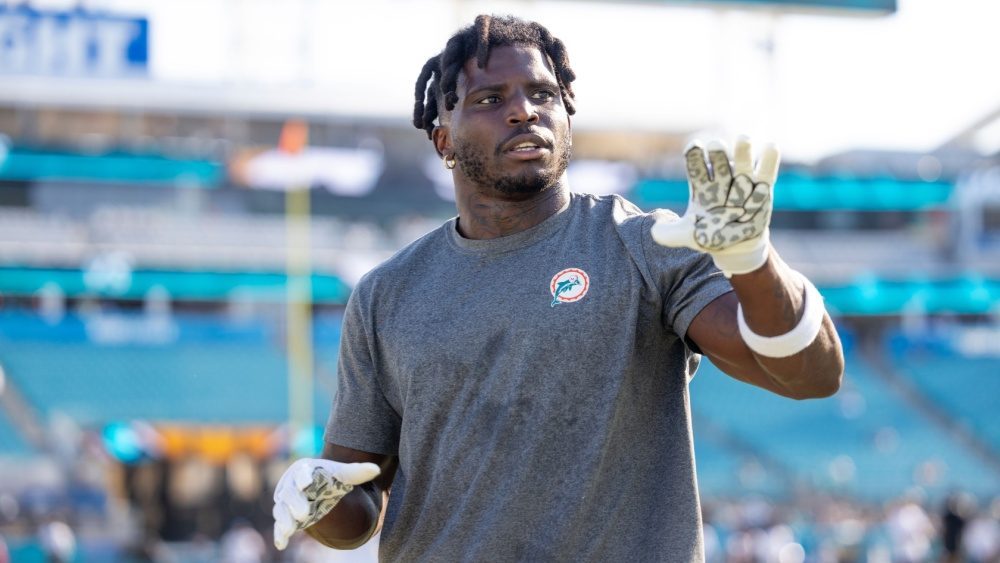 Dolphins WR Tyreek Hill undergoes surgery after suffering knee dislocation, ACL tear in game vs. Jets