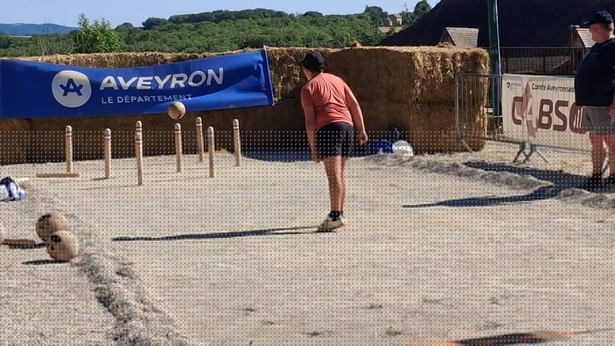 Faire tomber des quilles, pas si simple... Deuxième sport de l'Aveyron après le football, les quilles de huit se sont données en spectacle lors de la première étape du concours Festi'Quilles 2026.