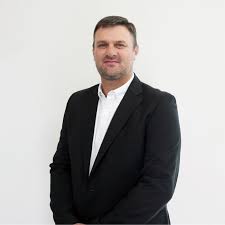 Tinus drink koffie met Dr. Wynand Beukes