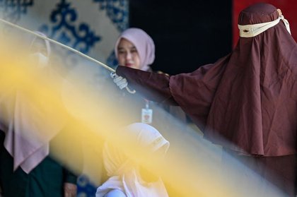 Một cặp vợ chồng Indonesia bị đánh 140 roi vì quan hệ tình dục ngoài hôn nhân và uống rượu.