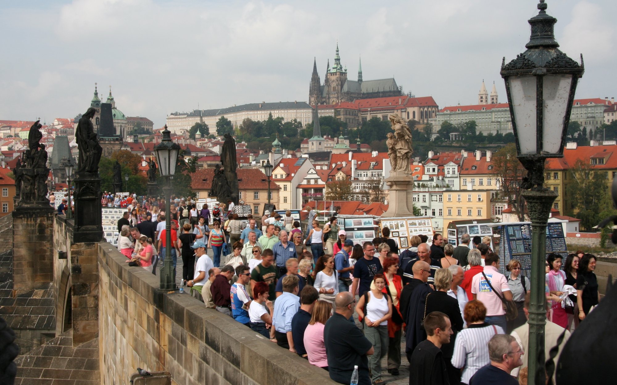 Przewodnik: Może trzeba ograniczyć liczbę turystów w Pradze? Tłok jak na promocji w supermarkecie
