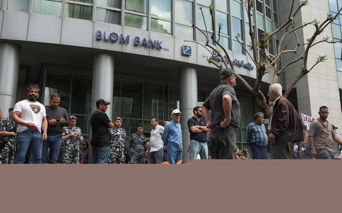 Lübnanlı mudiler bankaların önünde ateş yaktı: “Kendi paramızı geri istiyoruz”