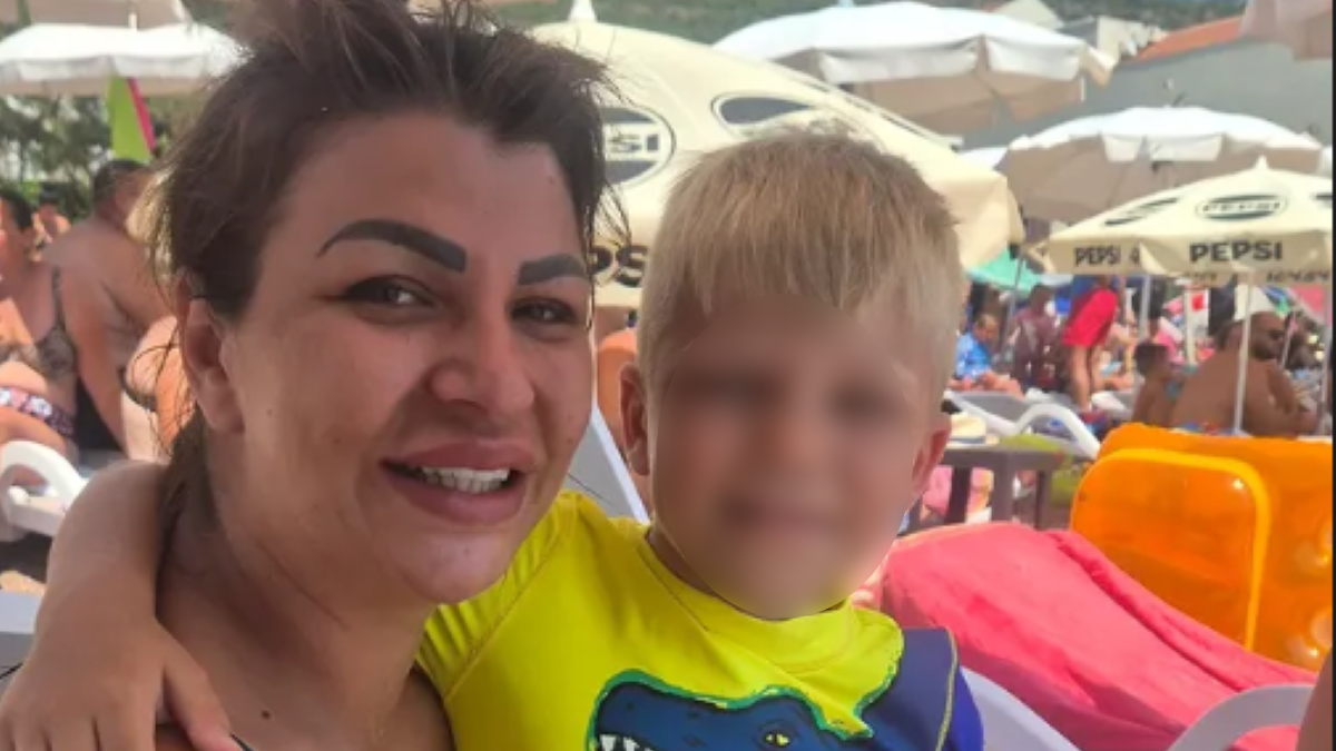 (FOTO) MALI ŽELJKO GRLI MAJKU NA PLAŽI U CRNOJ GORI Marija Kulić podelila fotografiju Miljane sa sinom, jedan detalj svi komentarišu