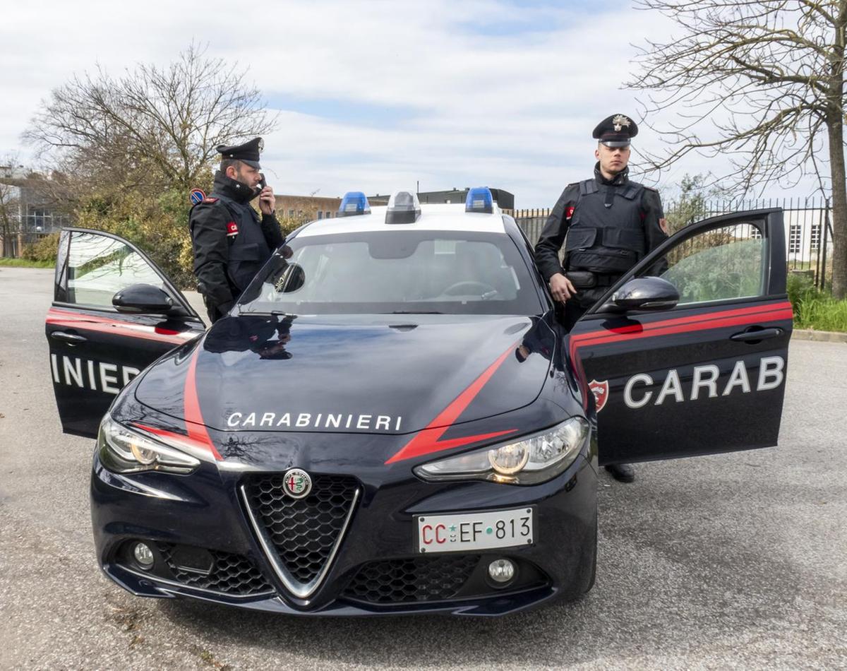 Fugge al posto di blocco. I carabinieri lo inseguono. Spacciatore in manette
