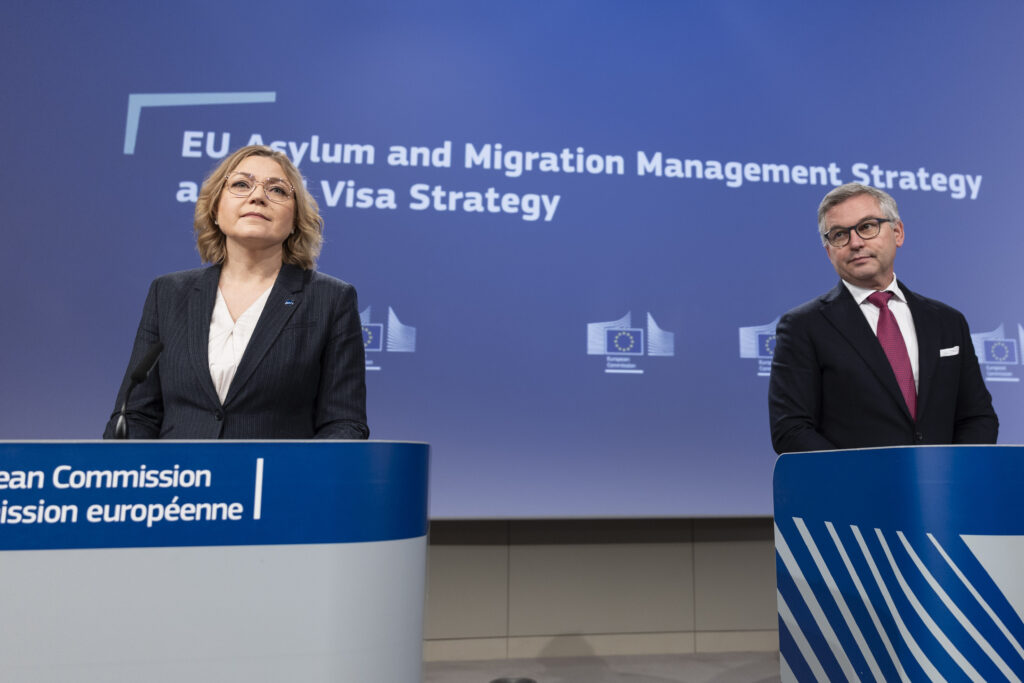 L’UE ora punta sulla diplomazia migratoria. A partire dalla stretta sui visti per chi non coopera sui rimpatri