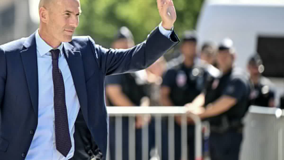 Zidane nouveau sélectionneur de l'équipe de France : "J'ai tout refusé pour les Bleus..." Après cinq ans loin des terrains, Zizou revient par la grande porte