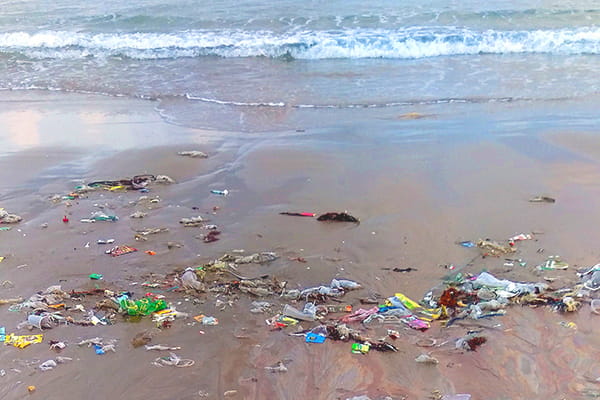Catalyst-free solvent-assisted chemical recycling: new solution for plastic waste