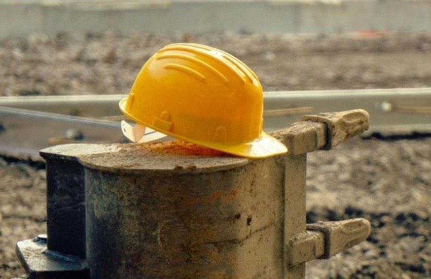 Tragico incidente sul lavoro nel Salento: muore un operaio a Corsano. Esplosione a Pomigliano d’Arco in un’officina, 3 feriti