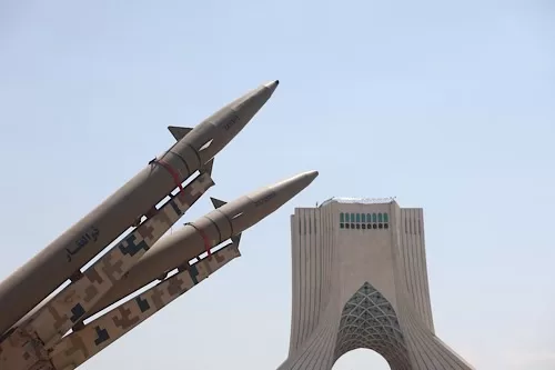 Iran threatens to hit Gulf states if US launches new strikes
