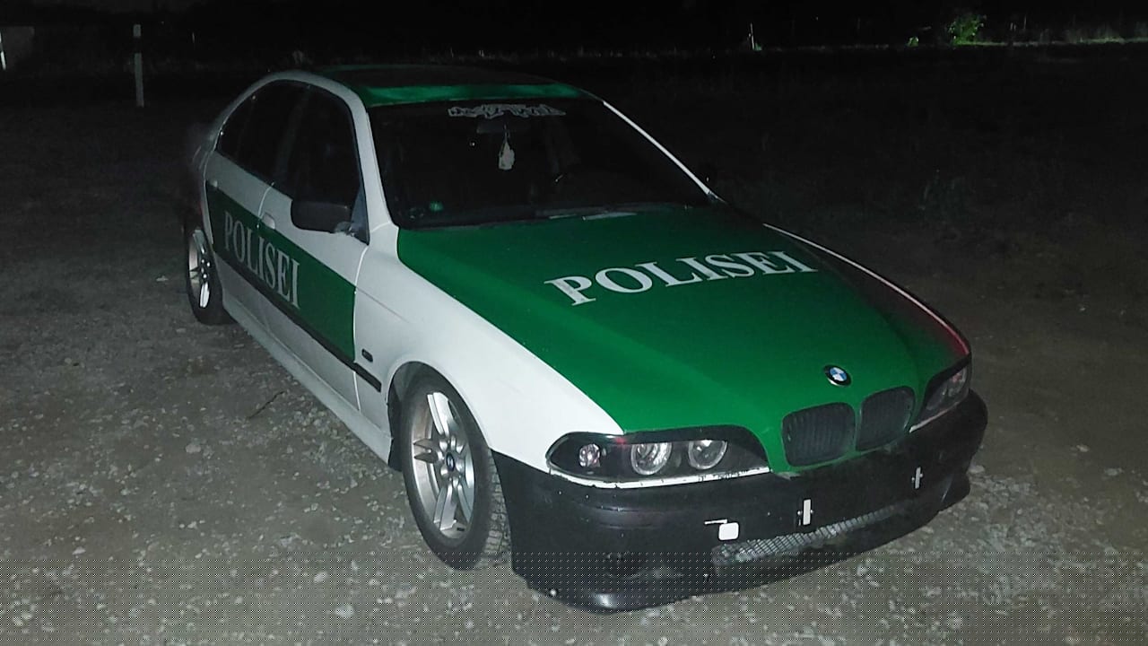Nordrhein-Westfalen - Frau (27) in POLISEI-Wagen angehalten