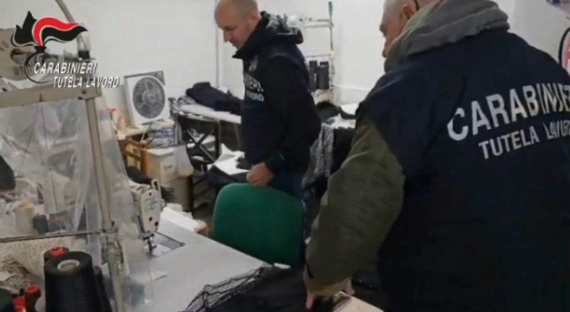 Tre arresti a Roma per caporalato, sigilli a una sartoria di Torpignattara / Video