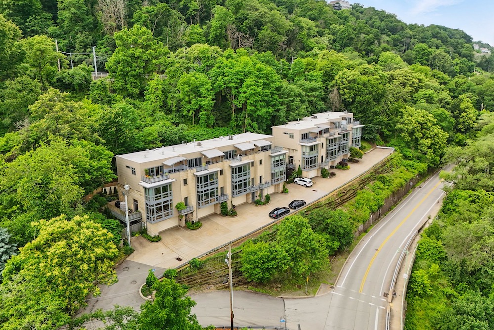 House of the Week: A Modern Townhouse With Panoramic Views of Downtown’s Skyline