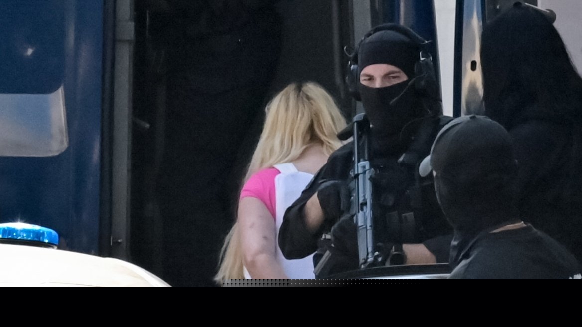 Στην Ευελπίδων η 46χρονη κατηγορούμενη για τον εμπρησμό στην Marfin, σήμερα η απολογία της, δείτε βίντεο