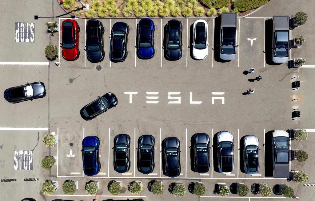 Parents of two college students killed in a Tesla allege design flaw trapped them in the burning car