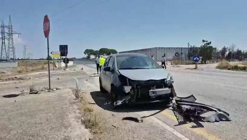 Incidente a Foggia, scontro tra due auto all’incrocio tra la SS673 e via Sprecacenere: un ferito