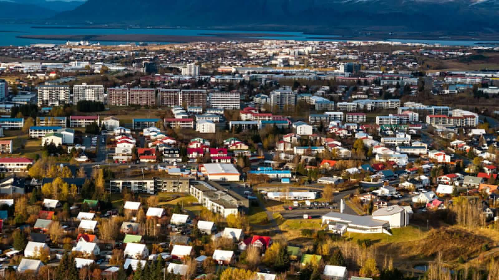Gekk ber­serks­gang og beraði sig