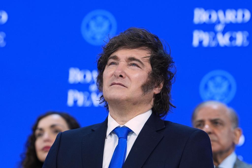 Milei confronta con líder industrial en su cruzada por mayor apertura comercial en Argentina