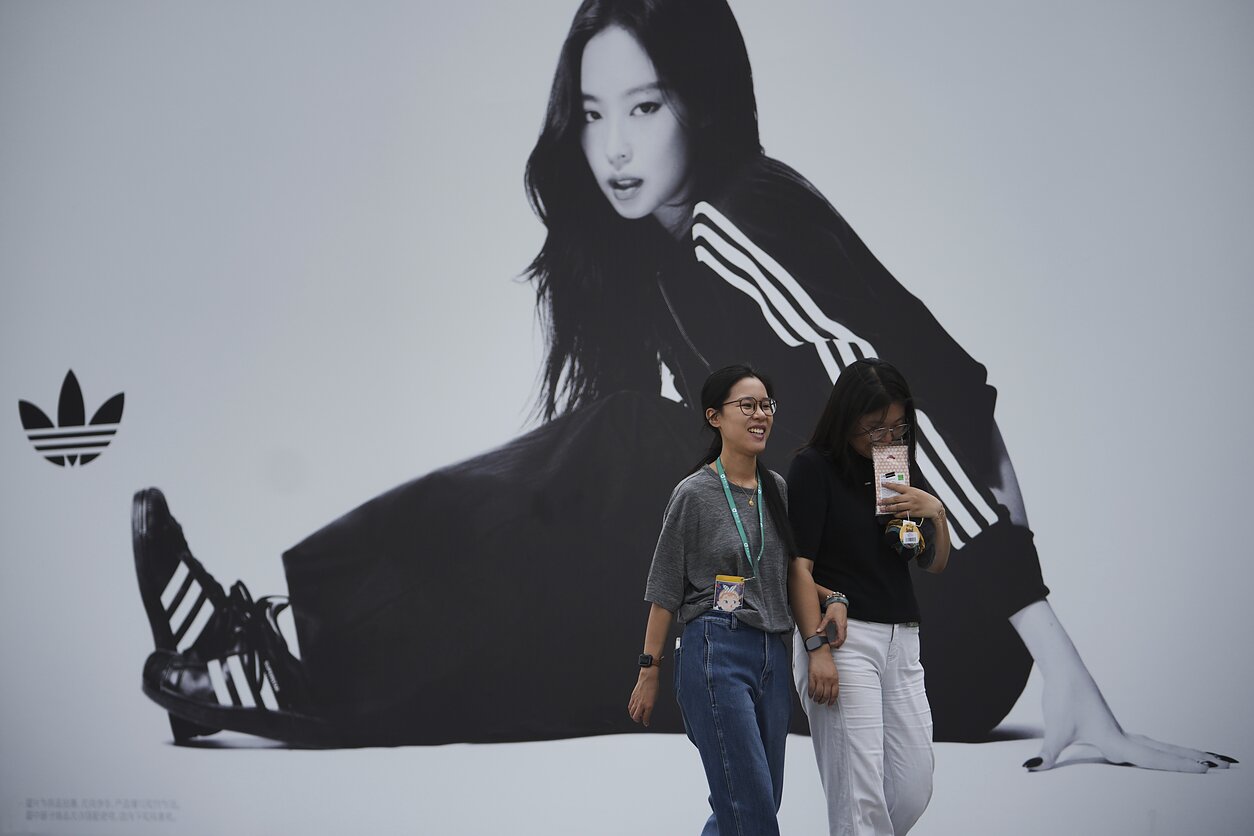 Rekordiškai smuko „Adidas“ akcijos: augimo perspektyvos investuotojų neįtikino