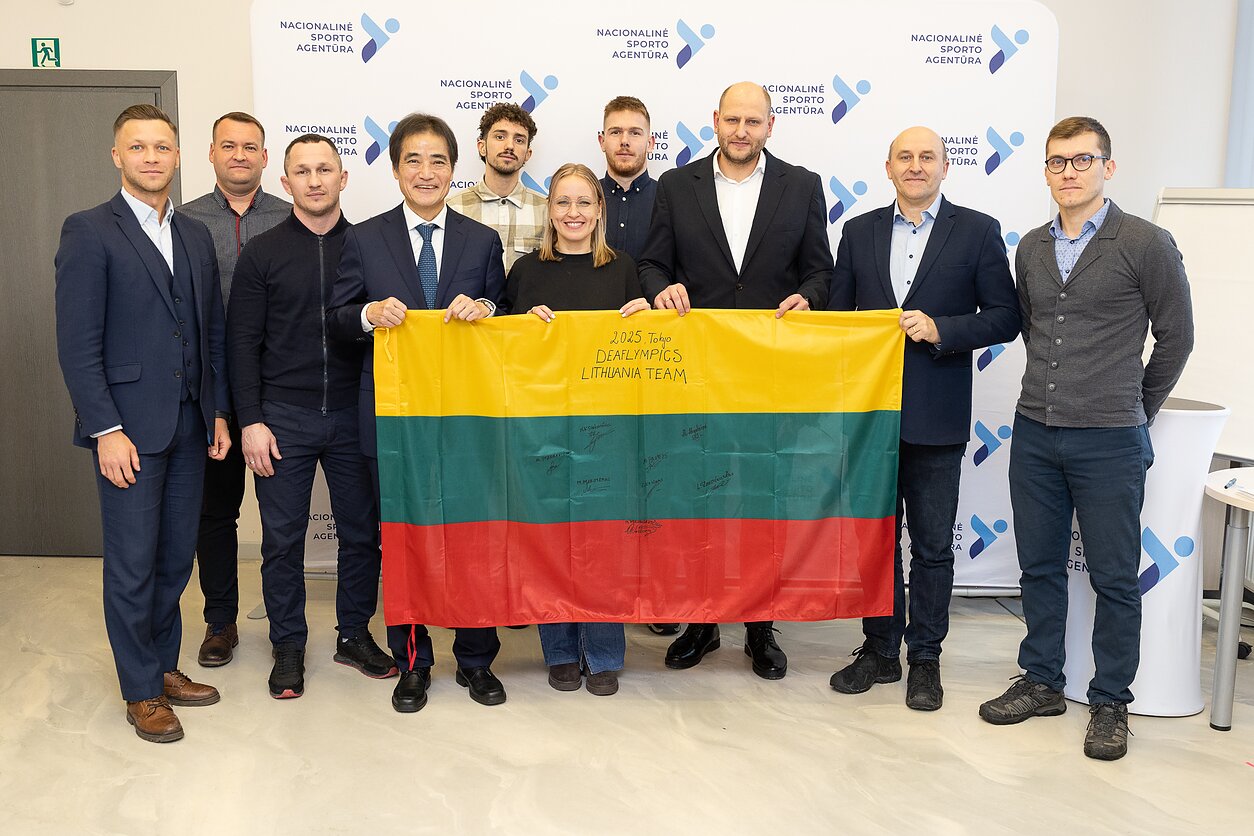 Valstybės premijų čekiai kurčiųjų rinktinei – iš Japonijos ambasadoriaus Lietuvoje rankų