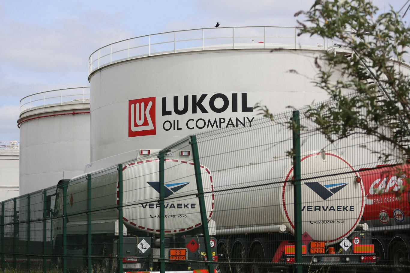 Az orosz Lukoil eladja nemzetközi érdekeltségeit az amerikai Carlyle Groupnak