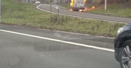 Une camionnette prend feu sur la E19 à hauteur de la sortie Houdeng