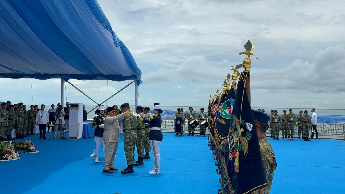 Di Atas Kapal KRI Radjiman, Prabowo Beri Kenaikan Pangkat Istimewa ke 11 Purnawirawan TNI