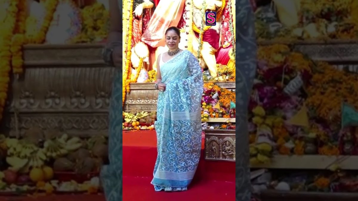 Sumona Chakravarti Lights Up The 79th North Bombay Sarbojanin Durga Puja 2025 With Her Festive Charm