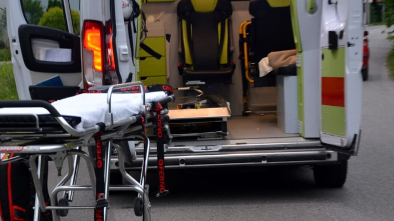 Incidente alle porte di Milano, perde il controllo della bici e si accascia al suolo: gravissimo