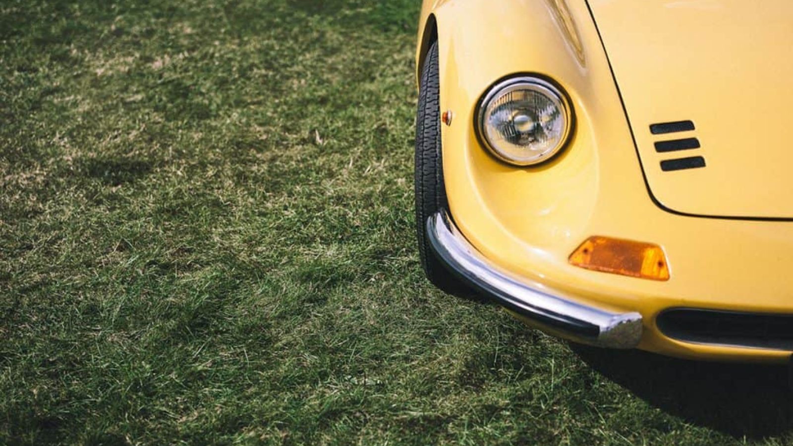 Porsche trasforma i rottami in innovazione: dai rifiuti auto ai volanti di nuova generazione