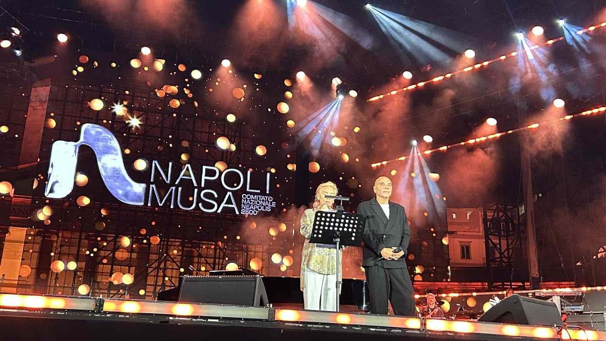 Napoli Musa Live, grande successo per il concerto che celebra i 2500 anni di Napoli: un inno alla città con Gigi D’Alessio, Sal Da Vinci, Serena Autieri e Rocco Hunt
