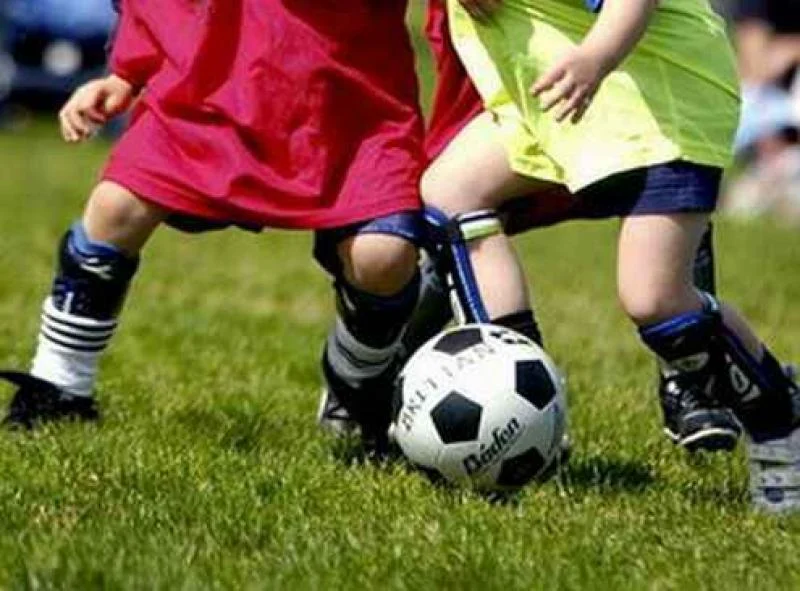 A Venezia i bimbi possano giocare a pallone in strada solo fino a 11 anni