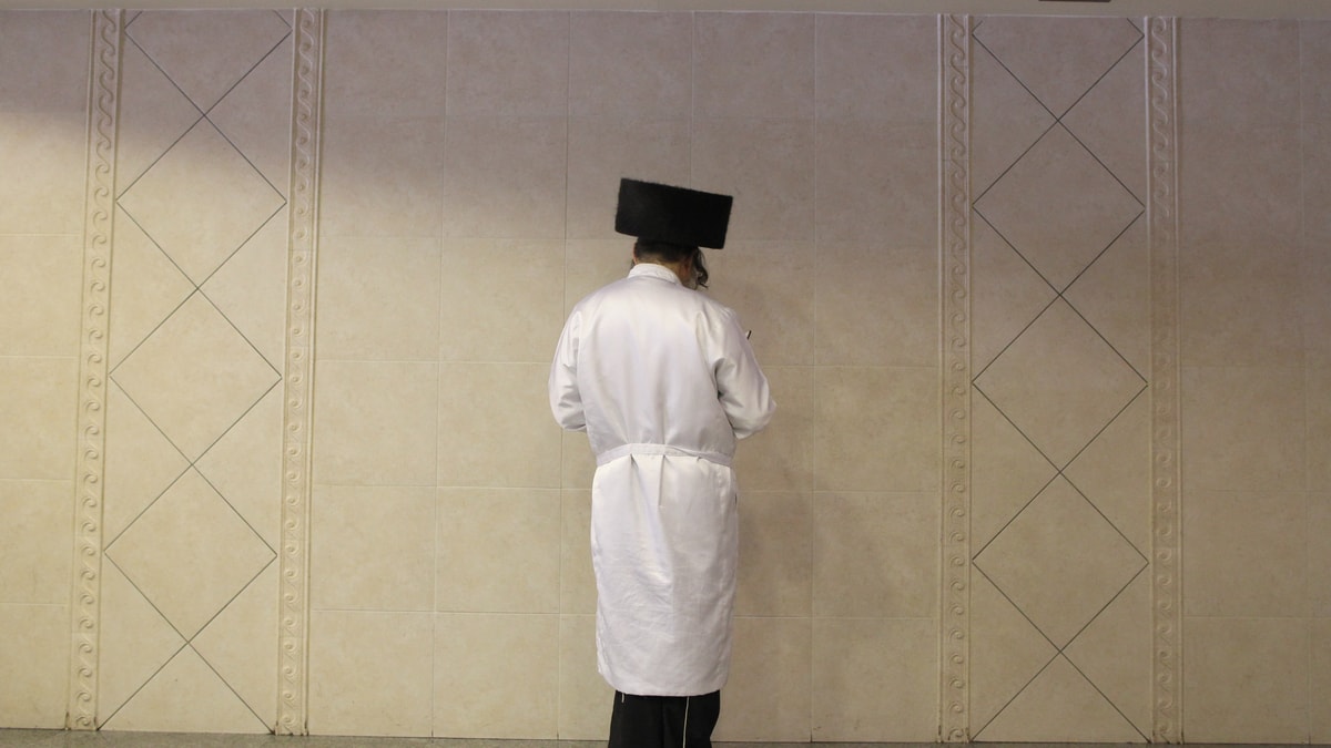 Clothed in Purity: The Deep Significance of the Jewish 'Kittel' on Yom Kippur
