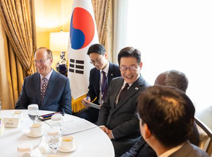 Lee’s message lands better in US with new interpreter