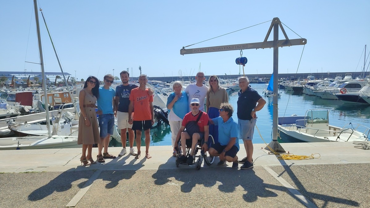 Finale Ligure, un mare senza barriere: inaugurata la nuova postazione del sollevatore per disabili al porto