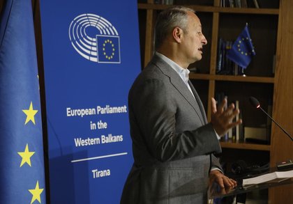 Integrimi/ Schieder: Nuk bëhet fjalë vetëm për hapjen e kapitujve, sepse nuk duhet të ngecësh në vend, apo të bësh hapa pas!