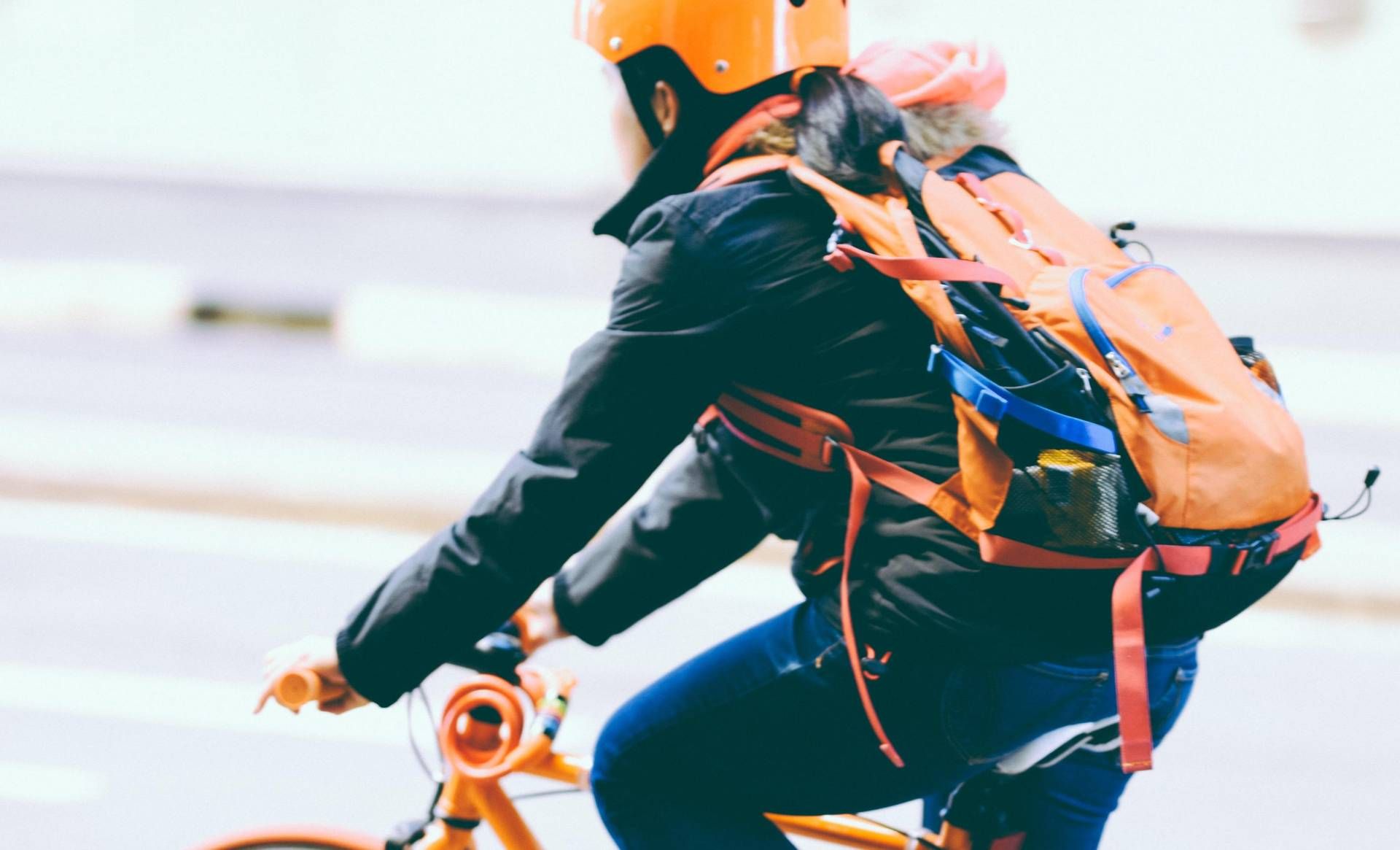 Codice della strada, da patente a 17 anni a obbligo casco e contrassegno e-bike: le 15 novità allo studio