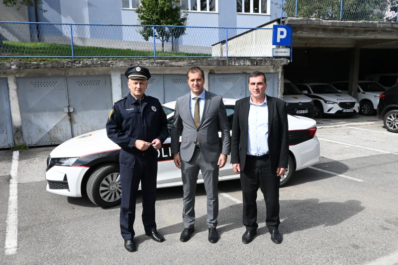 ZDK - Ministar Vračo i policijski komesar Gazić posjetili policijske stanice u Olovu i Varešu