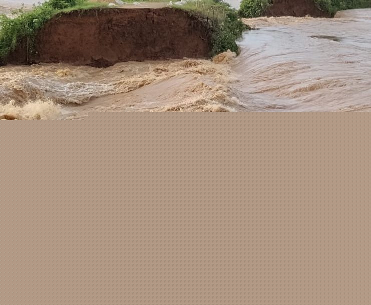 River breaches leave thousands marooned