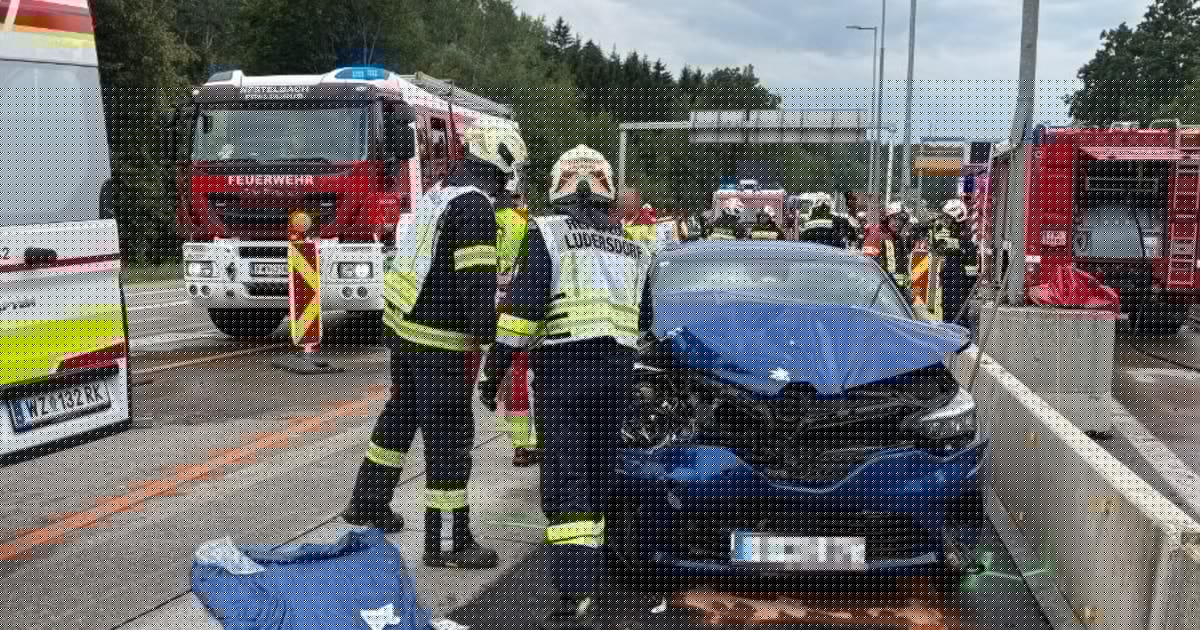 Mehrere Pkw verunfallt - Eingeklemmte Person musste auf A2 befreit werden