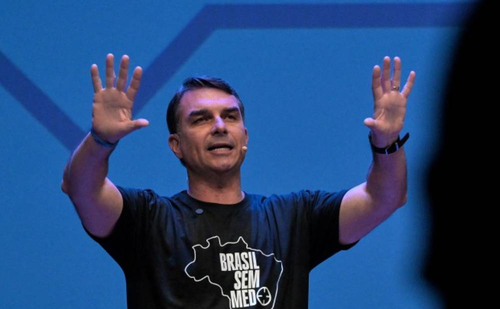 Flávio Bolsonaro promete reduzir impostos e diz que não fará economia em cima de aposentados