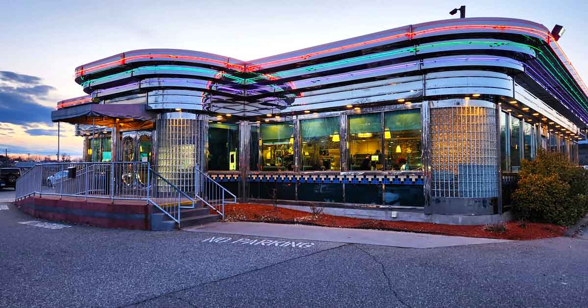 The Fish And Chips At This Old-School Diner In Connecticut Is Out-Of-This-World Delicious