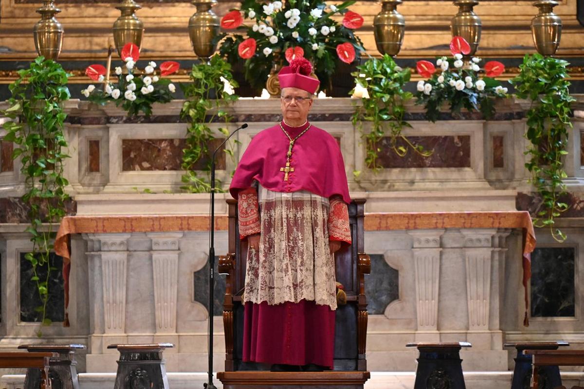 La rinuncia del vescovo: "Una grande stanchezza. Ma non lascerò le diocesi"