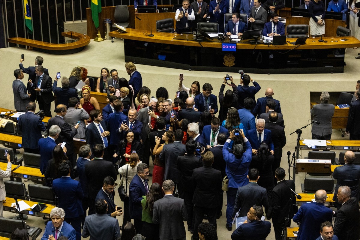 Falta de consenso entre partidos e de diálogo com Senado travam projeto de dosimetria de penas na Câmara
