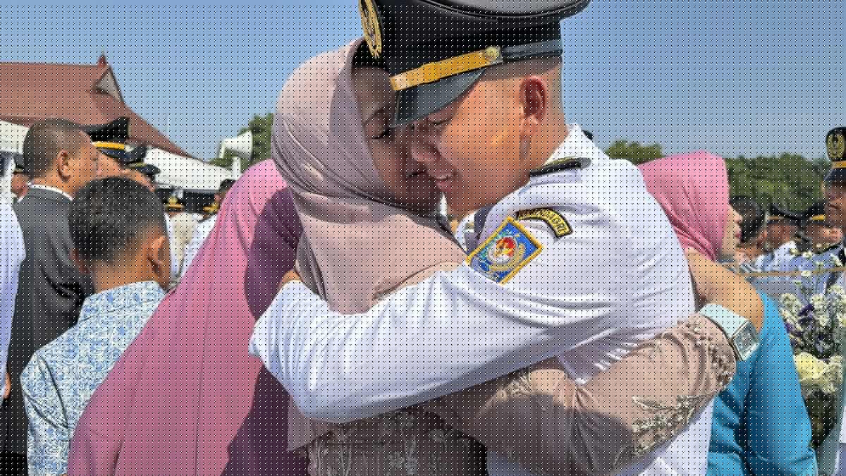 Haru Pelantikan Pamong Praja Muda, Menangis di Pelukan Orang Tua